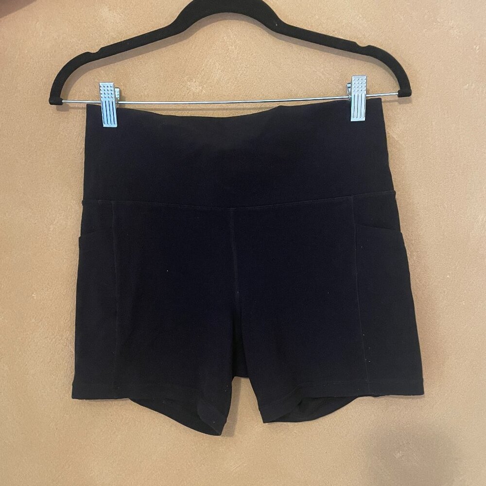 Athleta salutation stash 5" short